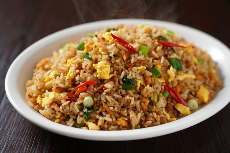 Siren baru saja tahu, ternyata inilah cara membuat nasi goreng ikan asin sehingga baunya restoran ‘wok hey’ ala