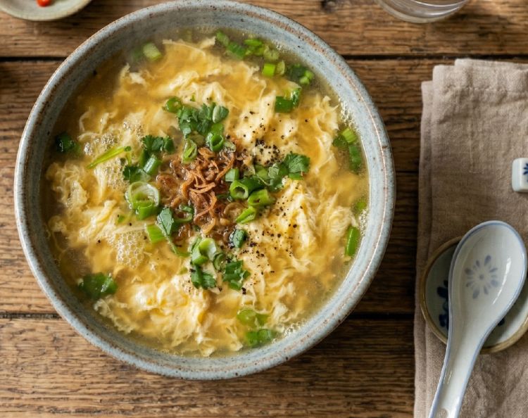 Cuaca yang tidak menentu membuat Anda rentan sakit? Yuk coba resep sop telur hangat yang siap disajikan dalam 10 menit