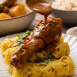Bosan dengan olahan ayam yang itu-itu saja? Yuk coba resep kari ayam roti jala ini, ternyata mudah