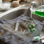 Cara mencuci celemek dapur yang penuh noda minyak agar bersih dan tidak berbau apek