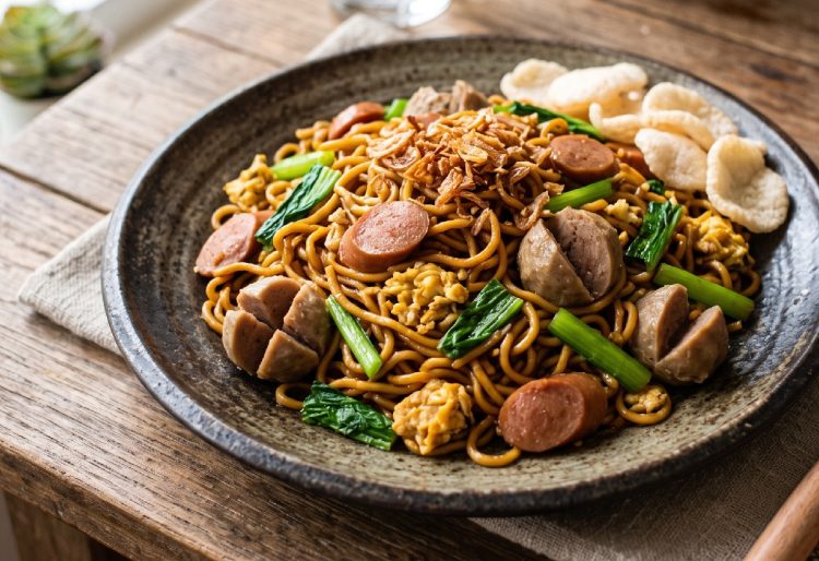 Malas ribet tapi ingin makan enak? Yuk coba resep bakso mie goreng sosis yang praktis dan murah