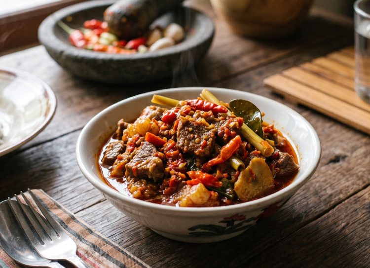 Ingin sesuatu yang pedas? Yuk coba resep asli mercon tumis daging sapi yang siap membuat lidahmu menari-nari
