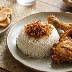 Cara membuat ayam goreng spesial pendamping nasi uduk yang empuk dan lezat, kuncinya cuma satu