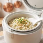 Cara membuat nasi daun jeruk pakai rice cooker di dapur, ini trik rasa gurih segar ala resto terkenal